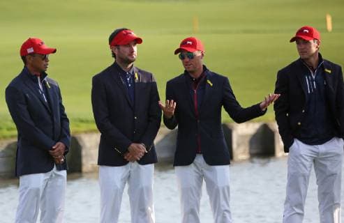 (From L to R) Tiger Woods, Bubba Watson, Justin Thomas and Jordan Spieth chat during the Ryder Cup trophy presentation ceremony at Le Golf National in Guyancourt near Paris on September 30, 2018. Team Europe defeated Team USA 17.5 to 10.5 to hand the Americans their sixth straight loss on foreign soil.  PAR20180930070 DAVIDxSILPA