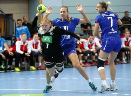 Nordhausen, 30.09.2018 Handball, Länderspiel, Frauen, Saison 2018 19, Deutschland(GER) vs Russland (RUS) Meike Schmelzer (GER), Iuliia Gariaeva (RUS) und Daria Dmietrieva (RUS)