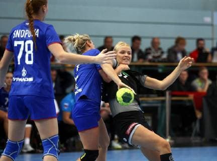 Nordhausen, 30.09.2018 Handball, Länderspiel, Frauen, Saison 2018 19, Deutschland(GER) vs Russland (RUS) Irina Snopova (RUS), Polina Kuznetsova (RUS) und Shenia Minevskaja (GER)