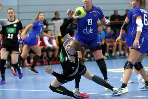 Nordhausen, 30.09.2018 Handball, Länderspiel, Frauen, Saison 2018 19, Deutschland(GER) vs Russland (RUS) Meike Schmelzer (GER) und Kseniia Makeeva (RUS)