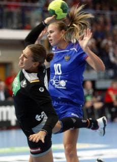 Nordhausen, 30.09.2018 Handball, Länderspiel, Frauen, Saison 2018 19, Deutschland(GER) vs Russland (RUS) Julia Behnke (GER) und Iuliia Gariaeva (RUS)