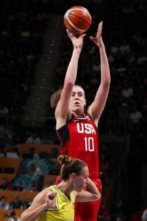 (181001) -- TENERIFE, Oct. 1, 2018 -- Breanna Stewart (Top) of the United States shoots during the final match between the United States and Australia at the 2018 FIBA Women s Basketball World Cup at Santiago Martin in San Cristobal de La Laguna in Tenerife, Spain, Sept. 30, 2018. The United States won 73-56 and claimed the champion. ) ZhengxHuansong 