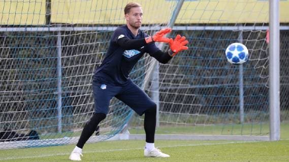 Oliver Baumann (Torwart, Hoffenheim, 1), am Ball, Spielszene, Freisteller, Ganzkörper, Einzelbild, Aktion, Action, Fussball, UEFA Champions League, Abschlusstraining TSG 1899 Hoffenheim,