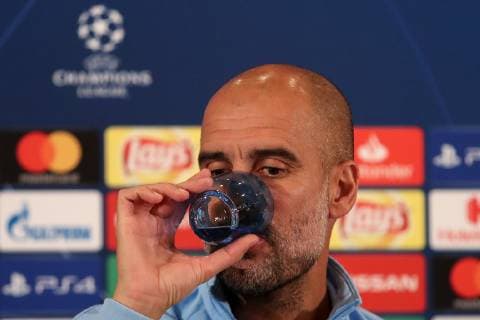 Josep Guardiola i Sala (Pep Guardiola, Trainer, Cheftrainer, ManCity), Einzelbild, Aktion, Action, Porträt, Portrait, bei der Pressekonferenz, PK, press conference PK Pressekonferenz Pressetermin, Medientermin, gibt Anweisungen, gestikuliert, trinkt einen Schluck Wasser aus einem Glas, Fussball, UEFA Champions League, Pressekonferenz Manchester City FC,