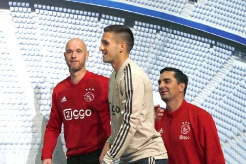 MUNCHEN, 01-10-2018, Allianz Arena, season 2018 2019, Champions League football. Dusan Tadic and Erik ten Hag and Miel Brinkhuis in Munchen in preparation of the game against Bayern. Ajax training in Munchen  x2513825x