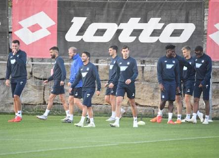 01.10.2018, xmeix, Fussball UEFA Champions League, TSG 1899 Hoffenheim - Training und Pressekonferenz emspor, v.l. Die Hoffenheimer Mannschaft beim Abschlusstraining DFL DFB REGULATIONS PROHIBIT ANY USE OF PHOTOGRAPHS as IMAGE SEQUENCES and or QUASI-VIDEO Sinsheim