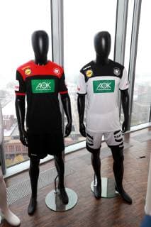 Lokales DHB Trikotpräsentation für die Handball Weltmeisterschaft 2019 im Sky Tower in Köln von links: Auswärtstrikot, Heimtrikot 02.10.2018
