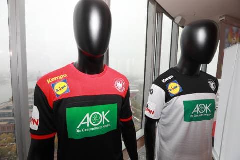 Lokales DHB Trikotpräsentation für die Handball Weltmeisterschaft 2019 im Sky Tower in Köln von links: Auswärtstrikot, Heimtrikot 02.10.2018