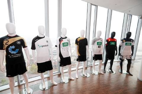 Lokales DHB Trikotpräsentation für die Handball Weltmeisterschaft 2019 im Sky Tower in Köln von rechts: Heimtrikot, Auswärtstrikot 02.10.2018