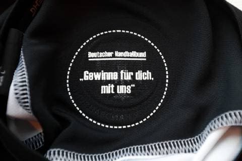 Lokales DHB Trikotpräsentation für die Handball Weltmeisterschaft 2019 im Sky Tower in Köln Detail im Nackenbereich innen Gewinne für Dich, mit uns 02.10.2018