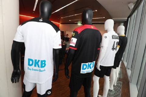 Lokales DHB Trikotpräsentation für die Handball Weltmeisterschaft 2019 im Sky Tower in Köln Rückseite von links: Heimtrikot, Auswärtstrikot 02.10.2018