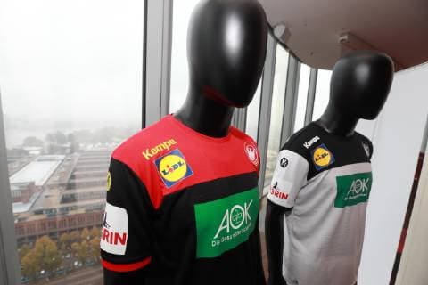 Lokales DHB Trikotpräsentation für die Handball Weltmeisterschaft 2019 im Sky Tower in Köln von links: Auswärtstrikot, Heimtrikot 02.10.2018