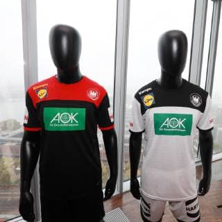 Lokales DHB Trikotpräsentation für die Handball Weltmeisterschaft 2019 im Sky Tower in Köln von links: Auswärtstrikot, Heimtrikot 02.10.2018