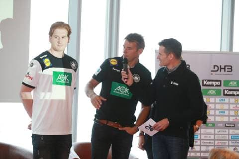 Lokales DHB Trikotpräsentation für die Handball Weltmeisterschaft 2019 im Sky Tower in Köln Handball Bundestrainer Christian Prokop erklärt das neue Heimtrikot 02.10.2018