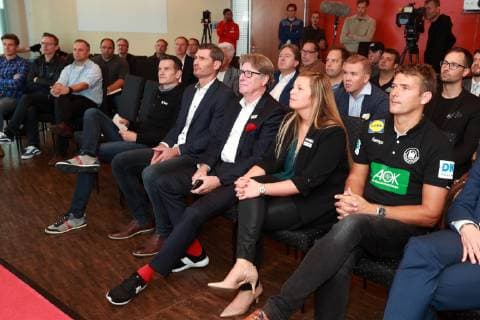 Lokales DHB Trikotpräsentation für die Handball Weltmeisterschaft 2019 im Sky Tower in Köln von rechts: Handball Bundestrainer Christian Prokop, Melanie Merz (Uhlsport), Toni Schumacher, Henning Fritz 02.10.2018