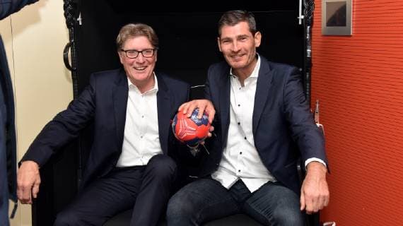 Harald Toni Schumacher, ehemaliger deutscher Fußballtorwart, l-r, und Henning Fritz, ehemaliger deutscher Handballtorwart sitzen in einem Strandkorb am 02.10.2018 in Köln bei der Vorstellung des neue Trikot der deutschen Handball Nationalmannschaft für die Handball WM 2019 durch Kempa und dem Deutschen Handballbund DHB.