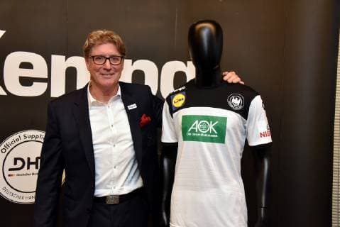 Harald Toni Schumacher, ehemaliger deutscher Fußballtorwart posiert mit dem neuen Trikot am 02.10.2018 in Köln bei der Vorstellung des neue Trikot der deutschen Handball Nationalmannschaft für die Handball WM 2019 durch Kempa und dem Deutschen Handballbund DHB.