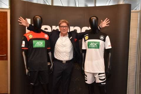 Harald Toni Schumacher, ehemaliger deutscher Fußballtorwart posiert mit dem neuen Trikot am 02.10.2018 in Köln bei der Vorstellung des neue Trikot der deutschen Handball Nationalmannschaft für die Handball WM 2019 durch Kempa und dem Deutschen Handballbund DHB.