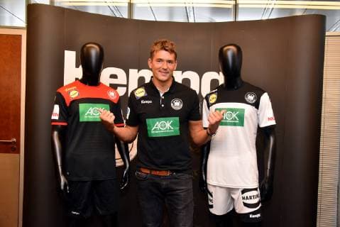 Sport Bilder des Tages Christian Prokop, Trainer der Handball-Nationalmannschaft, posiert mit neuen Trikots am 02.10.2018 in Köln bei der Vorstellung des neue Trikot der deutschen Handball Nationalmannschaft für die Handball WM 2019 durch Kempa und dem Deutschen Handballbund DHB.