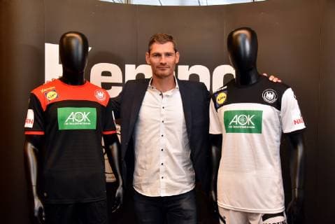 Der Sportler Henning Fritz, ehemaliger deutscher Handballtorwart, posiert mit neuen Trikots am 02.10.2018 in Köln bei der Vorstellung des neue Trikot der deutschen Handball Nationalmannschaft für die Handball WM 2019 durch Kempa und dem Deutschen Handballbund DHB.