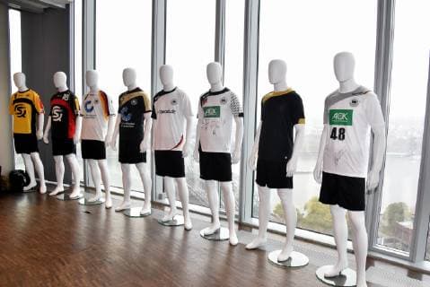 Die Nationalmannschaft Trikots der vergangenen Jahre stehen am 02.10.2018 in Köln bei der Vorstellung des neue Trikot der deutschen Handball Nationalmannschaft für die Handball WM 2019 durch Kempa und dem Deutschen Handballbund DHB.