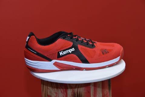 ein roter Kempa Wing Handballschuh am 02.10.2018 in Köln bei der Vorstellung des neue Trikot der deutschen Handball Nationalmannschaft für die Handball WM 2019 durch Kempa und dem Deutschen Handballbund DHB.
