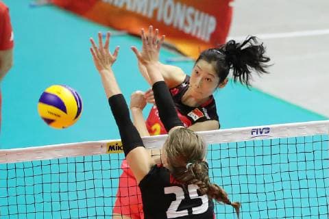 Sport Bilder des Tages (181002) -- SAPPORO, Oct. 2, 2018 -- Zhu Ting (R) of China spikes the ball during the Pool B match against Canada at the 2018 Volleyball Women s World Championship WM Weltmeisterschaft in Sapporo, Japan, Oct. 2, 2018. China won 3-0. ) (SP)JAPAN-SAPPORO-VOLLEYBALL-WOMEN S WORLD CHAMPIONSHIP-CHINA VS CANADA DuxXiaoyi 