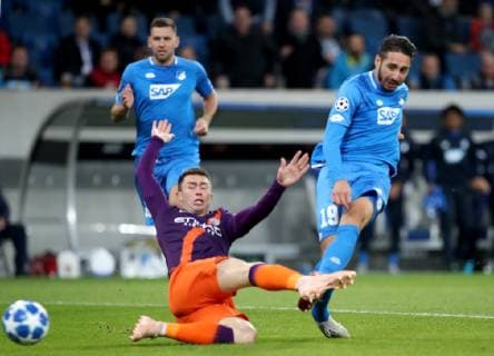 Deutschland, Sinsheim, WIRSOL Rhein-Neckar-Arena, 02.10.2018, Fussball - UEFA Champions League - TSG Hoffenheim - Manchester City Bild: v. lk. Ishak Belfodil (TSG 1899 Hoffenheim, 19) m. erzielt das 1:0, Aymeric Laporte (Manchester City, 14) kommt zu spät Copyright: HMBxMedia xHeikoxBecker