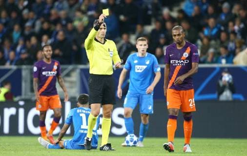 Fernandinho (Manchesteer City) bekommt die gelbe Karte von Schiedsrichter Damir Skowina (Slowenien), TSG 1899 Hoffenheim vs Manchester City, Fussball, Champions League, 02.10.2018 UEFA regulations prohibit any use of photographs as image sequences and or quasi-video. TSG 1899 Hoffenheim vs Manchester City, Fussball, Champions League, 02.10.2018 Hoffenheim Copyright: xEIBNER AlexanderxNeisx EP_ANS