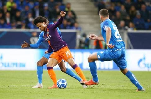 Leroy Sane (Manchesteer City) im Zweikampf mit Joshua Brenet (TSG 1899 Hoffenheim) und Adam Szalai (TSG 1899 Hoffenheim), TSG 1899 Hoffenheim vs Manchester City, Fussball, Champions League, 02.10.2018 UEFA regulations prohibit any use of photographs as image sequences and or quasi-video. TSG 1899 Hoffenheim vs Manchester City, Fussball, Champions League, 02.10.2018 Hoffenheim Copyright: xEIBNER AlexanderxNeisx EP_ANS