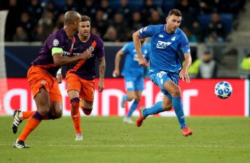 Deutschland, Sinsheim, WIRSOL Rhein-Neckar-Arena, 02.10.2018, Fussball - UEFA Champions League - TSG Hoffenheim - Manchester City Bild: v. lk. Vincent Kompany (Manchester City, 4), Kyle Walker (Manchester City, 2) und Adam Szalai (TSG 1899 Hoffenheim, 28) Copyright: HMBxMedia xHeikoxBecker