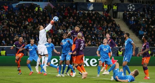 Oliver Baumman (1, Tor, 1899 Hoffenheim) klaert mit der faust. UEFA Champions League, TSG 1899 Hoffenheim vs. Manchester City, Groupe F, Matchday 2, October, 02 2018, Wirsol Rhein Neckar Arena, Germany, YmdY, ** DFL DFL regulations prohibit any use of photographs as image sequences and or quasi-video. ** TSG 1899 Hoffenheim - Manchester City