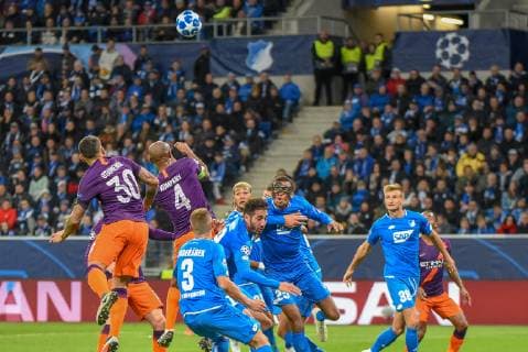 Nicolas Otamendi (Manchester City FC), Vincent Kompany (Manchester City FC), Pavel Kaderabek (TSG 1899 Hoffenheim), Ishak Belfodil (TSG 1899 Hoffenheim), Kevin Akpoguma (TSG 1899 Hoffenheim) und Stefan Posch (TSG 1899 Hoffenheim). Deutschland, Sinsheim, 02.10.2018, Fussball, UEFA Champions League: TSG 1899 Hoffenheim vs Manchester City, Rhein-Neckar-Arena