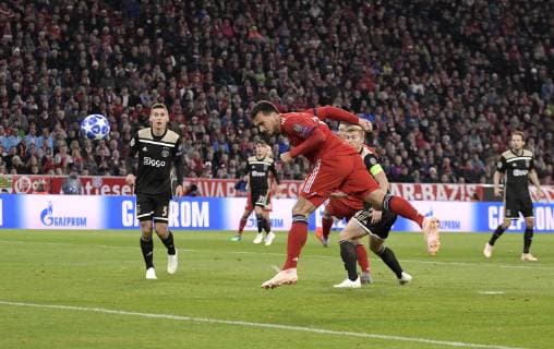 02.10.2018, Fussball UEFA Champions League 2018 2019, Gruppenphase, 2.Spieltag, FC Bayern München - Ajax Amsterdam, in der Allianz-Arena München. Torschuss zum 1:0 per Kopfball von Mats Hummels (re, Bayern München).
