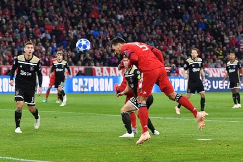 Kopfballtro Mats HUMMELS (Bayern Muenchen) zum 1-0,Aktion,Tor, Strafraumszene.. FC Bayern Muenchen-Ajax Amsterdam, Fussball Champions League,Gruppe E, am 02.10.2018. A L L I A N Z A R E N A.