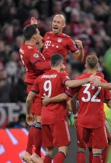 02.10.2018, Fussball UEFA Champions League 2018 2019, Gruppenphase, 2.Spieltag, FC Bayern München - Ajax Amsterdam, in der Allianz-Arena München. Torjubel, v.li: Mats Hummels (Bayern München), Arjen Robben (FC Bayern München).