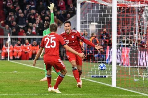 Torjubel nach seinem 1:0, Mats Hummels (FC Bayern Muenchen 5) und nThomas Mueller (FC Bayern Muenchen 25), FC Bayern Muenchen - Ajax Amsterdam, Fussball, Champions League, 02.10.2018 Muenchen Bayern Deutschland