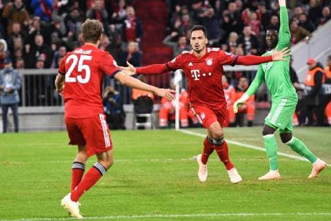 Torjubel nach seinem 1:0, Mats Hummels (FC Bayern Muenchen 5) und nThomas Mueller (FC Bayern Muenchen 25), FC Bayern Muenchen - Ajax Amsterdam, Fussball, Champions League, 02.10.2018 Muenchen Bayern Deutschland