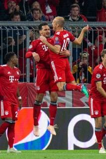02.10.2018, xkvx, Fussball UEFA Champions League, FC Bayern Muenchen - Ajax Amsterdam emspor, v.l. Tor, Torjubel, Goal celebration, celebrate the goal zum 1:0 durch Mats Hummels (FCB - FC Bayern Muenchen) mit der Mannschaft Arjen Robben (FCB - FC Bayern Muenchen) (DFL DFB REGULATIONS PROHIBIT ANY USE OF PHOTOGRAPHS as IMAGE SEQUENCES and or QUASI-VIDEO) Muenchen