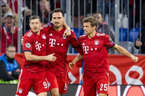 GER, UEFA CL, FC Bayern Muenchen (GER) vs Ajax Amsterdam (NED) 02.10.2018, Allianz Arena, Muenchen, GER, UEFA CL, FC Bayern Muenchen (GER) vs Ajax Amsterdam (NED), Gruppe E, UEFA regulations prohibit any use of photographs as image sequences and or quasi-video, im Bild Jubel nach dem Tor zum 1-0 durch Mats Hummels (FCB 5) mit Thomas Müller (FCB 25) mit Robert Lewandowski (FCB 9)