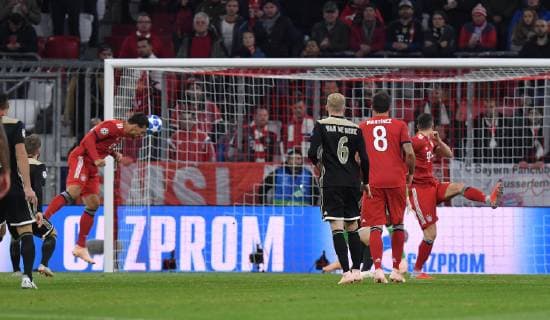 02.10.2018, Fussball, UEFA Champions League, Saison 2018 2019, Vorrunde, 2. Spieltag, FC Bayern Muenchen - Ajax Amsterdam, Mats Hummels (FC Bayern Muenchen), li., erzielt mit diesem Kopfball das Tor zum 1:0