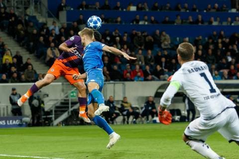 Sinsheim, Deutschland, 01.10.2018, UEFA Champions League, Gruppenphase, Gruppe F, TSG 1899 Hoffenheim - Manchester City, Sergio Agueero (MCI) und Stefan Posch (TSG) im Zweikampf ( DeFodi048