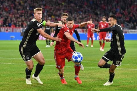Sport Bilder des Tages Robert LEWANDOWSKI (Bayern Muenchen), Aktion,Zweikampf gegen Maximilian WOEBER (Ajax) und Noussair MAZRAOUI (Ajax,re). FC Bayern Muenchen-Ajax Amsterdam, Fussball Champions League,Gruppe E, am 02.10.2018. A L L I A N Z A R E N A.