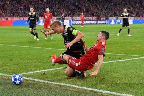 Robert LEWANDOWSKI (Bayern Muenchen), Aktion,Zweikampf gegen Maximilian WOEBER (Ajax) Strafraumszene. FC Bayern Muenchen-Ajax Amsterdam, Fussball Champions League,Gruppe E, am 02.10.2018. A L L I A N Z A R E N A.
