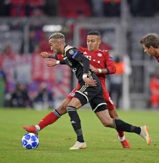 02.10.2018, Fussball UEFA Champions League 2018 2019, Gruppenphase, 2.Spieltag, FC Bayern München - Ajax Amsterdam, in der Allianz-Arena München. v.li: Hakim Ziyche (Ajax Amsterdam) gegen Thiago (FC Bayern München).