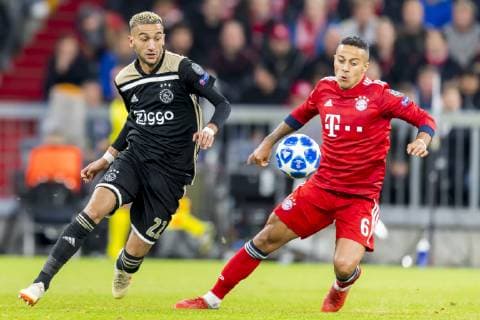 GER, UEFA CL, FC Bayern Muenchen (GER) vs Ajax Amsterdam (NED) 02.10.2018, Allianz Arena, Muenchen, GER, UEFA CL, FC Bayern Muenchen (GER) vs Ajax Amsterdam (NED), Gruppe E, UEFA regulations prohibit any use of photographs as image sequences and or quasi-video, im Bild Hakim Ziyech (Ajax 22) im kampf mit Thiago (FCB 6)
