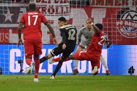 Noussair MAZRAOUI (Ajax) schiesst das Tor zum 1-1,Aktion,Torscuss gegen David ALABA (Bayern Muenchen) und Manuel NEUER (Torwart FC Bayern Muenchen), li:Jerome BOATENG (Bayern Muenchen). FC Bayern Muenchen-Ajax Amsterdam, Fussball Champions League,Gruppe E, am 02.10.2018. A L L I A N Z A R E N A.