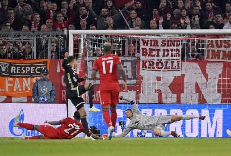 02.10.2018, Fussball UEFA Champions League 2018 2019, Gruppenphase, 2.Spieltag, FC Bayern München - Ajax Amsterdam, in der Allianz-Arena München. Noussair Mazraoui (mitte, Ajax Amsterdam) erzielt hier das Ausgleichstor zum 1:0 gegen Torwart Manuel Neuer (re, FC Bayern München) und David Alaba (li, FC Bayern München)