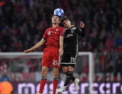 02.10.2018, Fussball, UEFA Champions League, Saison 2018 2019, Vorrunde, 2. Spieltag, FC Bayern Muenchen - Ajax Amsterdam, v.li., Thomas Mueller, Thomas Müller (Bayern Muenchen), Nicolas Tagliafico (Ajax Amsterdam)