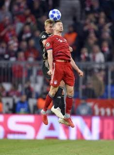 02.10.2018, Fussball UEFA Champions League 2018 2019, Gruppenphase, 2.Spieltag, FC Bayern München - Ajax Amsterdam, in der Allianz-Arena München. v.l. Matthijs de Ligt (Ajax Amsterdam) gegen Robert Lewandowski (FC Bayern München)
